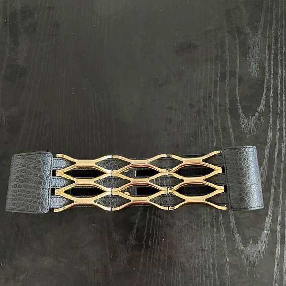 BCBG stylish, timeless, vintage gold metal and leather belt small elastic